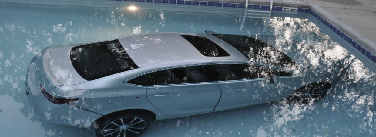 Auto in zwembad